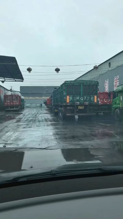 20多年有机肥厂家，下雨天也不耽误装车发货，用有机肥料选大厂家 做到了售前有服务，售后有保障。感谢每一位新老客户的支持与信任😃