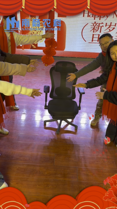 🎇 元旦快乐，温暖相伴 🎇时光匆匆，感恩 2025 年每一份支持与陪伴！从猪场到工厂，南商农科的成长，离不开每一位合作伙伴与家人的信赖！2026 年，我们将继续以贴心服务和硬核设备，陪您一路前行，养殖